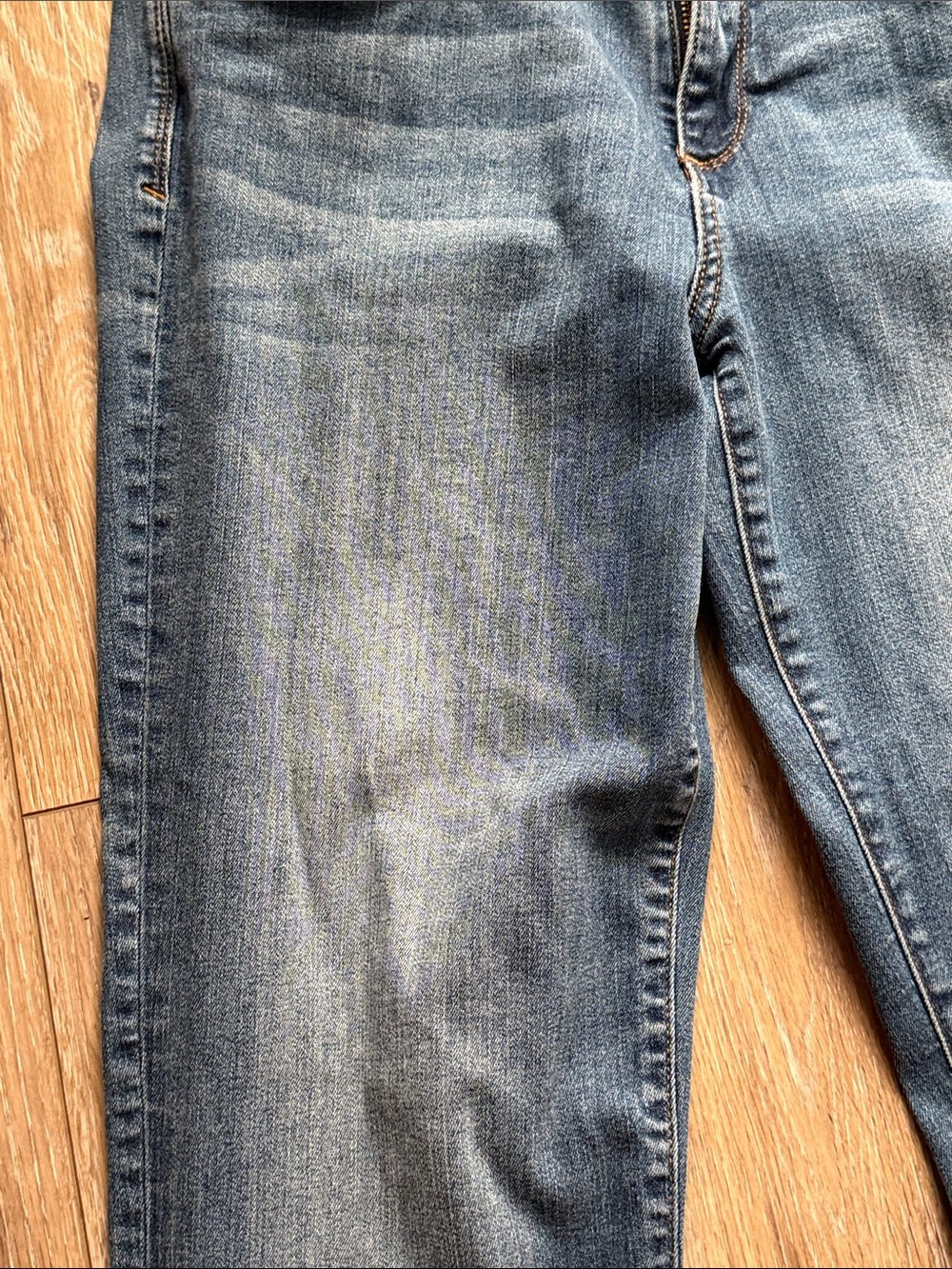 Kut from the Cloth, boot cut Jeans in Medium Blue Wash - Picture 2 of 6